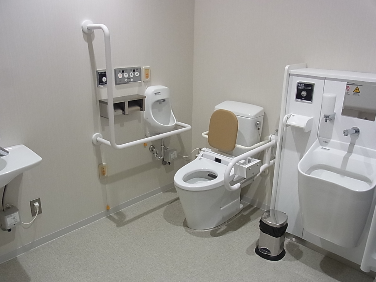 多目的トイレ.JPG